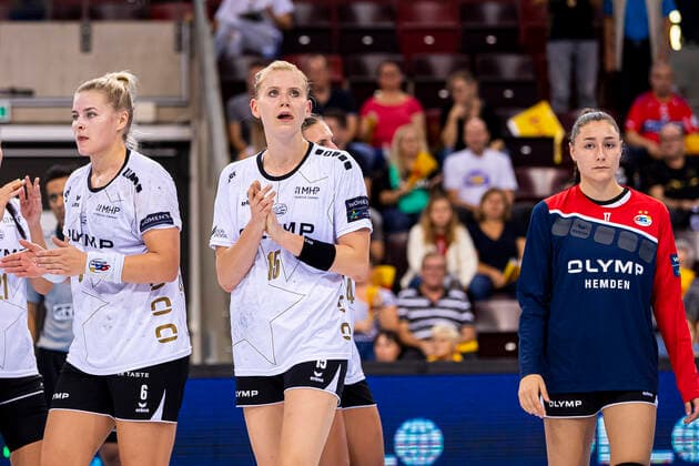 Ludwigsburg, Deutschland 13. Oktober 2019: CL - 19 20 - SG BBM Bietigheim vs. Buducnost v.li. Maren Nyland Aardahl (Bietigheim), Kim Naidzinavicius (Bietigheim), Daphne Gautschi (Bietigheim) unzufrieden enttäuscht enttaeuscht niedergeschlagen frustriert, Ludwigsburg MHP Arena Baden-Württemberg Deutschland