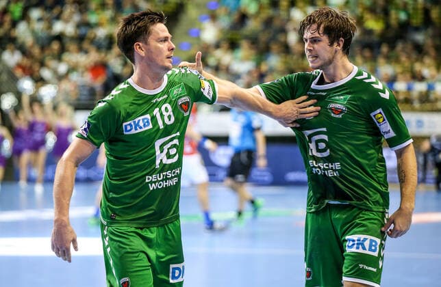 13.10.2019, Handball, 1.Bundesliga, 9.Spieltag, Füchse Berlin - Bergischer HC, Max-Schmeling-Halle. Berlins Hans Lindberg (l) gerät mit Teamkollege Jacob Tandrup Holm aneinander. Handball - 1.Bundesliga - Füchse Berlin - Bergischer HC