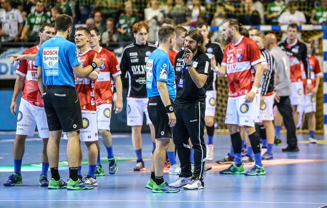 13.10.2019, Handball, 1.Bundesliga, 9.Spieltag, Füchse Berlin - Bergischer HC, Max-Schmeling-Halle. Trainer Sebastian Hinze von Bergischer HC (r) beschwert sich beim Schiedsrichter. Handball - 1.Bundesliga - Füchse Berlin - Bergischer HC