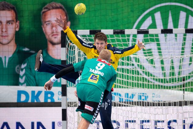 Minden, Deutschland 13.10.2019: 1. Handball-Bundesliga - 2019 2020 - GWD Minden vs. SG Flensburg-Handewitt (L-R) Torbjorn Torbjörn Bergerud (Flensburg), Christoffer Rambo (Minden) Minden Nordrhein-Westfalen Deutschland Kampa-Halle