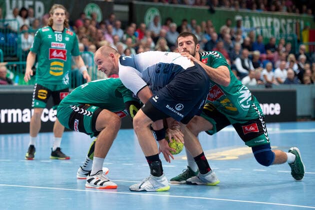 Minden, Deutschland 13.10.2019: 1. Handball-Bundesliga - 2019 2020 - GWD Minden vs. SG Flensburg-Handewitt (M-R) Simon Hald Jensen (Flensburg), Savvas Savvas (Minden) Minden Nordrhein-Westfalen Deutschland Kampa-Halle