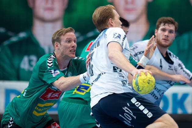 Minden, Deutschland 13.10.2019: 1. Handball-Bundesliga - 2019 2020 - GWD Minden vs. SG Flensburg-Handewitt (L-R) Magnus Gullerud (Minden), Simon Jeppsson (Flensburg) Minden Nordrhein-Westfalen Deutschland Kampa-Halle