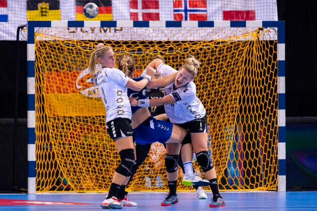 Ludwigsburg, Deutschland 13. Oktober 2019: CL - 19 20 - SG BBM Bietigheim vs. Buducnost v. li. im Zweikampf Maura Visser (Bietigheim) und Maren Nyland Aardahl (Bietigheim) Ludwigsburg MHP Arena Baden-Württemberg Deutschland