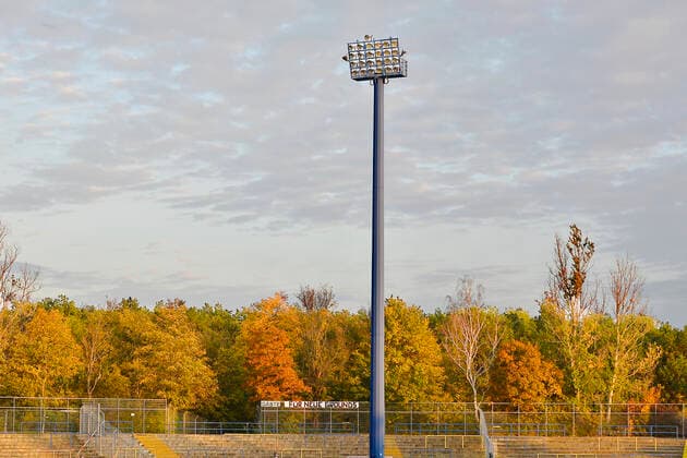 Fußball Sachsen-Pokal WSP 3. Runde 2019 2020, SV Tapfer 06 Leipzig vs. FSV Zwickau 0:13 (0:4) (13.10.2019) Transparent Für neue Grounds (links unten) hinter einem Flutlichtmast im Gästeblock des Bruno-Plache-Stadions nach dem Sachsenpokal-Spiel Tapfer Leipzig gegen FSV Zwickau (13.10.2019) Leipzig Sachsen Deutschland Bruno-Plache-Stadion