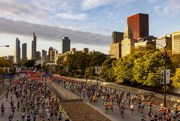 Bilder des Jahres 2019, Sport 10 Oktober Sport Themen der Woche KW41 Sport Bilder des Tages October 13, 2019, Chicago, IL, USA: Runners start the race down Columbus Drive in Grant Park on Sunday, Oct. 13, 2019 in the Chicago Marathon. Kenya™ s Brigid Kosgei smashes the world record by 81 seconds in winning the Chicago Marathon - ZUMAm67_ 20191013_zaf_m67_028 Copyright: xBrianxCassellax