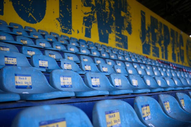 Leipzig, 13.10.2019, Bruno-Plache-Stadion, Fußball, Herren, Wernesgrüner Sachsenpokal, 3. Runde , SV Tapfer 06 Leipzig - FSV Zwickau 0:13 (0:4) , Im Bild: Sitzplätze auf der historische Tribüne im Bruno-Plache-Stadion ,
