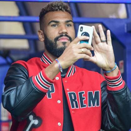 Eric Maxim Choupo Moting guckte auch vorbei und machte ein Handy Foto Deutschland , Hamburg , Volksparkstadion , Rafael van der Vaart Abschiedsspiel , Rafa s HSV Stars vs. Rafa s All Stars