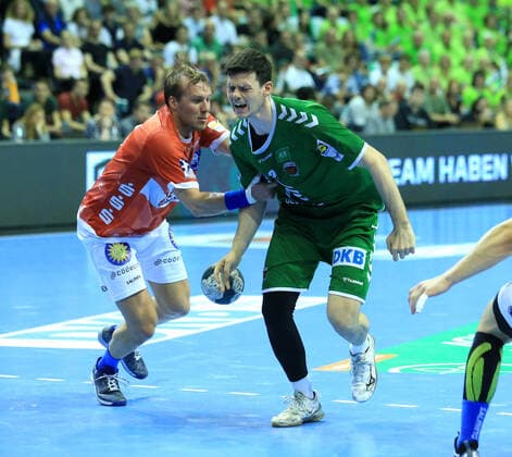 GER, DHB, 1.HBL, FUECHSE BERLIN VS. Bergischer HC 13.10.2019, Max Schmeling Halle, Berlin, GER, DHB, 1.HBL, FUECHSE BERLIN VS. Bergischer HC, DHB regulations prohibit any use of photographs as image sequences and or quasi-video im Bild Simon Ernst (Fuechse Berlin 2), verletzt Max Darj (Bergischer HC 5)