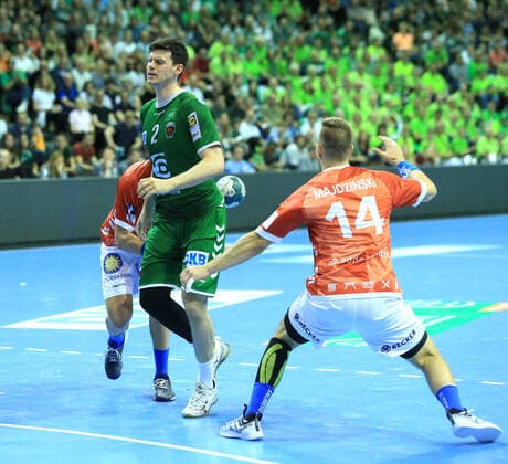 GER, DHB, 1.HBL, FUECHSE BERLIN VS. Bergischer HC 13.10.2019, Max Schmeling Halle, Berlin, GER, DHB, 1.HBL, FUECHSE BERLIN VS. Bergischer HC, DHB regulations prohibit any use of photographs as image sequences and or quasi-video im Bild Simon Ernst (Fuechse Berlin 2), verletzt Max Darj (Bergischer HC 5), Maciej Majdzinski (Bergischer HC 14)