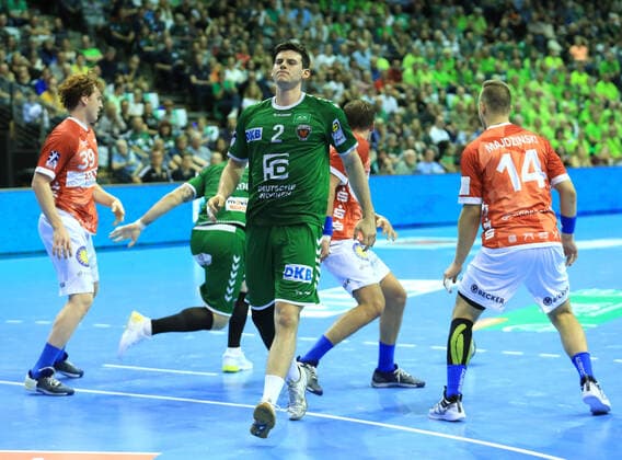 GER, DHB, 1.HBL, FUECHSE BERLIN VS. Bergischer HC 13.10.2019, Max Schmeling Halle, Berlin, GER, DHB, 1.HBL, FUECHSE BERLIN VS. Bergischer HC, DHB regulations prohibit any use of photographs as image sequences and or quasi-video im Bild Simon Ernst (Fuechse Berlin 2), verletzt