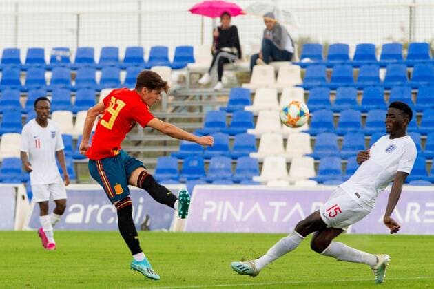 England s U-17 soccer team s player Nohan Kenneh (R) vies for the ball with Spanish Alejandro Jimenez (L) during the men s U-17 friendly match held between Spain and England in San Pedro del Pinatar in Murcia, Spain, 14 October 2019. Spain vs England !ACHTUNG: NUR REDAKTIONELLE NUTZUNG!  Copyright: xMarcialxGuillénx GRAF121 20191014-637066616072535963