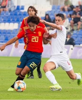 England s U-17 soccer team s player Charlie Patino (L) vies for the ball with Spanish Carlos Alvarez (L) during the men s U-17 friendly match held between Spain and England in San Pedro del Pinatar in Murcia, Spain, 14 October 2019. Spain vs England !ACHTUNG: NUR REDAKTIONELLE NUTZUNG!  Copyright: xMarcialxGuillénx GRAF125 20191014-637066616759706354