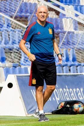 Spain s U-17 soccer team s head coach, David Gordo, reacts during the men s U-17 friendly match held between Spain and England in San Pedro del Pinatar in Murcia, Spain, 14 October 2019. Spain vs England !ACHTUNG: NUR REDAKTIONELLE NUTZUNG!  Copyright: xMarcialxGuillénx GRAF120 20191014-637066617452435603