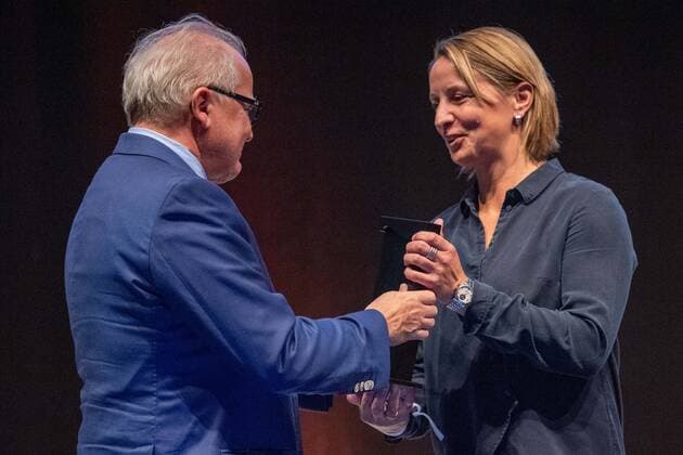 Fritz KELLER (li., FB Praesident, GER) ueberreicht Inka GRINGS (ehem. Nationalspielerin, GER) die Auszeichnung, halbe Figur, Halbfigur, Gestik, Geste, Querformat, Aufnahme der Gruendungself der Frauen in die HALL OF FAME des deutschen Fussballs am 12.10.2019 in Dortmund Deutschland. Â