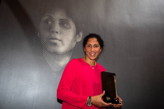 Steffi JONES (ehem. Fussballspielerin und Bundestrainerin, GER) mit der Auszeichnung in der Hall of Fame, halbe Figur, Halbfigur, Aufnahme der Gruendungself der Frauen in die HALL OF FAME des deutschen Fussballs am 12.10.2019 in Dortmund Deutschland. Â *** Steffi JONES former football player and national coach, GER with the award in the Hall of Fame, half figure, half figure, inclusion of the womens founding eleven in the HALL OF FAME of German football on 12 10 2019 in Dortmund Germany Â