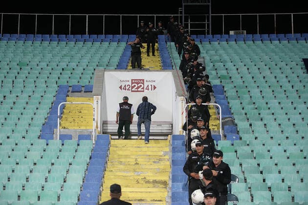 Sport Bilder des Tages Bulgaria v England UEFA EURO, EM, Europameisterschaft,Fussball 2020 Qualifiers England fans arriving amid a heavy security presence before the UEFA Euro 2020 Qualifiers match at Vasil Levski National Stadium, Sofia Content Not Available For UK Newspapers Copyright: xPaulxChestertonx FIL-13742-0002