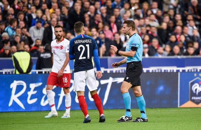 Lucas Hernandez ( 21 - France ) - FELIX BRYCH ( arbitre ) FOOTBALL : France vs Turquie - Saint Denis - 14 10 2019 FedericoPestellini Panoramic 
