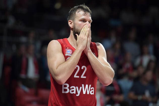 14.10.2019, xemx, Basketball BBL Pokal Achtelfinale, FC Bayern Muenchen - Telekom Baskets Bonn emspor, v.l. Mannschaft, Spieler, enttaeuscht, enttaeuscht schauend nach Spielende Danilo Barthel (FC Bayern Basketball 22) (DFL DFB REGULATIONS PROHIBIT ANY USE OF PHOTOGRAPHS as IMAGE SEQUENCES and or QUASI-VIDEO) Muenchen