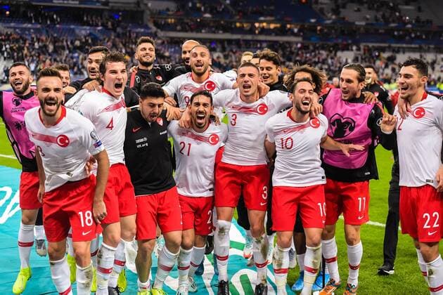 Turkey celebrate a point during the UEFA EURO, EM, Europameisterschaft,Fussball 2020 qualifier group C qualifying match between France v Turkye at Stade de France on October 14, 2019 in Paris, France UEFA EURO 2020 qualifier group H 2019 2020 xVIxANPxSportx xGerritxvanxKeulenxIVx 203559597