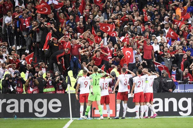 JOIE - EQUIPE DE FOOTBALL DE TURQUIE - SALUT MILITAIRE FOOTBALL : France vs Turquie - Qualifications Euro 2020 - 14 10 2019 AnthonyBIBARD FEP Panoramic 