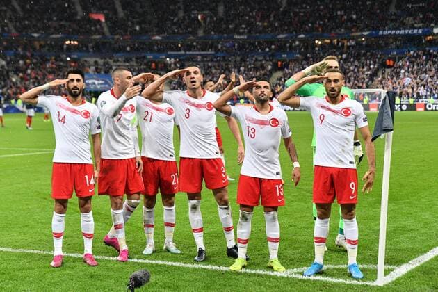 FRANCE TURKEY EURO 2020 Team Turkey celebrates equalization during the France-Turkey match, on October 14, 2019, at the Stade de France for the qualifications of Euro 2020.  JulienxMattiax xLexPictorium LePictorium0216575  imagoximages LexPictorium imago images 94117362
