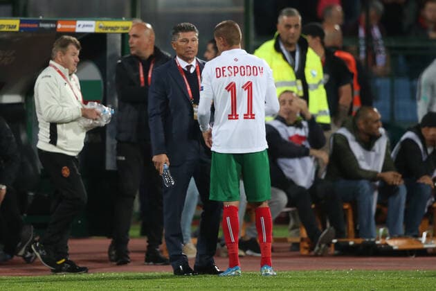 Bulgaria v England UEFA EURO, EM, Europameisterschaft,Fussball 2020 Qualifiers Kiril Despodov of Bulgaria talks to Bulgaria Manager Krasimir Balakov as the games is held up for a 2nd time due to racist behaviour from the Bulgaria fans during the UEFA Euro 2020 Qualifiers match at Vasil Levski National Stadium, Sofia Content Not Available For UK Newspapers Copyright: xPaulxChestertonx FIL-13742-0263