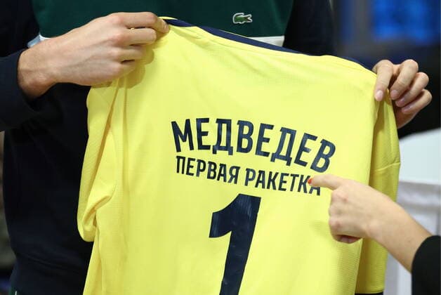 MOSCOW, RUSSIA - OCTOBER 15, 2019: Russian tennis player Daniil Medvedev holds a t-shirt during a press conference, PK, Pressekonferenz at the Krylatskoye Ice Palace to announce his withdrawal from the 2019 VTB Kremlin Cup International Tennis Tournament. Mikhail Tereshchenko TASS  TS0BEF5E