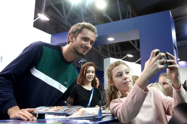 MOSCOW, RUSSIA - OCTOBER 15, 2019: Russian tennis player Daniil Medvedev (L) poses for a selfie after a press conference, PK, Pressekonferenz at the Krylatskoye Ice Palace to announce his withdrawal from the 2019 VTB Kremlin Cup International Tennis Tournament. Mikhail Tereshchenko TASS  TS0BEF78