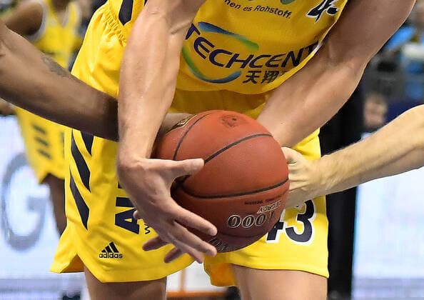 15.10.2019, xlakx, Basketball BBL, Alba Berlin - Frankfurt Skyliners emspor, v.l. Symbolfoto,Haende,Ball Berlin