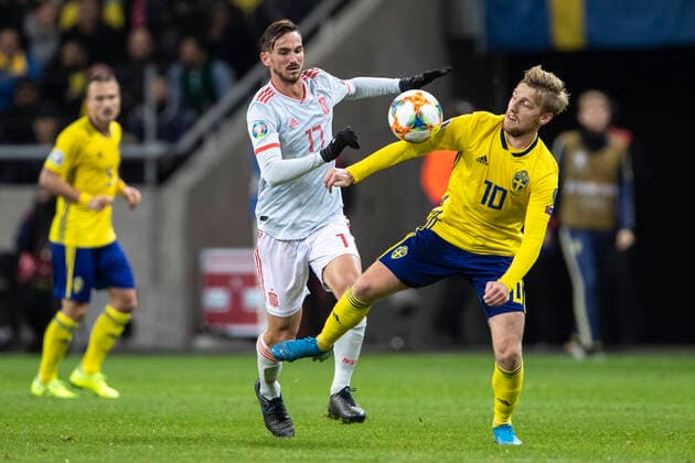 191015 Fabian Ruiz of Spain and Emil Forsberg of Sweden during the UEFA EURO, EM, Europameisterschaft,Fussball Qualifier, EM, Europameisterschaft football match between Sweden and Spain on October 15, 2019 in Stockholm. Copyright: ANDREASxLxERIKSSON BB191015AE040