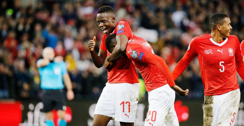15.10.2019 Stade de Geneve , SCHWEIZ , Saison 2019 2020 Herren Fussball EM Qualifikation Schweiz - Irland Torjubel Denis Zakaria - Edimilson Fernandes (Schweiz) *** 15 10 2019 Stade de Geneve , SWITZERLAND , Season 2019 2020 Men Football European Championship Qualification Switzerland Ireland Goal celebration Denis Zakaria Edimilson Fernandes Switzerland 
