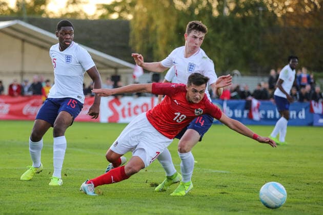 SOCCER - U18, AUT vs ENG, test match LEOBERSDORF,AUSTRIA,16.OCT.19 - SOCCER - OEFB Under-18 international match, Länderspiel, Nationalmannschaft Austria vs England, test match. Image shows Teden Mengi (ENG), Jensen Weir (ENG) and Bernhard Zimmermann (AUT). GEPAxpictures xMichaelxMeindl