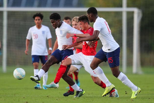 SOCCER - U18, AUT vs ENG, test match LEOBERSDORF,AUSTRIA,16.OCT.19 - SOCCER - OEFB Under-18 international match, Länderspiel, Nationalmannschaft Austria vs England, test match. Image shows Joseph Helhardt (ENG), Bernhard Zimmermann (AUT) and Teden Mengi (ENG). GEPAxpictures xMichaelxMeindl