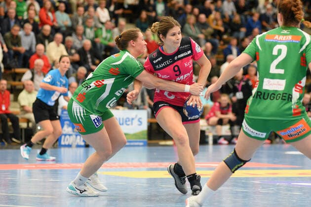 Patricia Kovacs (TusSies Metzingen 9) gegen Johanna Schnidler (FrischAuf Goeppingen 9) TusSies Metzingen, Handball, HBF, Ligaspiel, 16.10.2019, Foto:TBaur Eibner FrischAuf Goeppingen vs. TusSies Metzingen Goeppingen Copyright: xEIBNER TobiasxBaurx EP_TBR