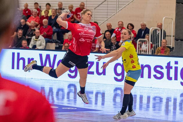Beate Scheffknecht (Thüringer HC, 4) beim Wurf auf das Tor; Aktion, action, 16.10.2019, Erfurt (Deutschland), Handball, 1. Bundesliga Frauen, Thüringer HC - Buxtehuder SV