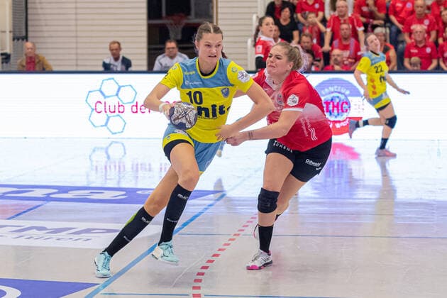 v.li.: Liv Charlotte Süchting (Buxtehude, 10), Beate Scheffknecht (Thüringer HC, 4); Zweikampf, Duell, Aktion, action, 16.10.2019, Erfurt (Deutschland), Handball, 1. Bundesliga Frauen, Thüringer HC - Buxtehuder SV