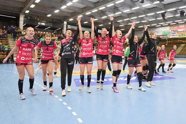die TusSies feiern den Sieg mit den Fans TusSies Metzingen, Handball, HBF, Ligaspiel, 16.10.2019, Foto:TBaur Eibner FrischAuf Goeppingen vs. TusSies Metzingen Goeppingen Copyright: xEIBNER TobiasxBaurx EP_TBR