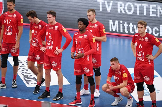 Volleyball 1. Bundesliga Saison 2019 2020 2. Spieltag in Tuebingen in der Paul Horn Arena 16.10..2019 TV Rottenburg - SVG Lueneburg Enttaeuschung TV Rottenburg; Jannis Hopt, Leon Dervisaj, Mitchel Penning, Jared Jarvis, Johannes Moennich, Tim Grozer und Friederich Nagel (v.li.) *** Volleyball 1 Bundesliga Season 2019 2020 2 Matchday in Tuebingen in the Paul Horn Arena 16 10 2019 TV Rottenburg SVG Lueneburg Disappointment TV Rottenburg Jannis Hopt, Leon Dervisaj, Mitchel Penning, Jared Jarvis, Johannes Moennich, Tim Grozer and Friederich Nagel v left