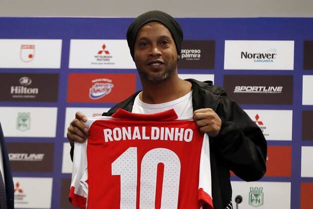 Sport Bilder des Tages Brazilian former soccer player Ronaldinho Gaucho poses with the Santa Fe shirt during a press conference, PK, Pressekonferenz in Bogota, Colombia, 16 October 2019. Ronaldinho arrived in Colombia to play two exhibition matches in Bogota and Cali. The first one will be played this Thursday at the Nemesio Camacho El Campin stadium, where the Brazilian star will wear the shirt of Independiente Santa Fe in the game against Atletico Nacional. The second match will be on Sunday in Cali, in the classic between America and Deportivo Cali, at the Pacual Guerrero stadium, where Gaucho will play one time with each team. Ronaldinho Gaucho press conference in Bogota !ACHTUNG: NUR REDAKTIONELLE NUTZUNG!  Copyright: xMauricioxDuenasxCastanedax AME777 20191017-637068694045097209