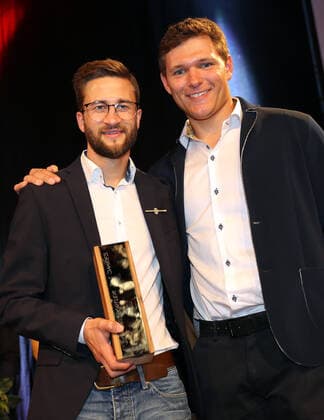 Sport Bilder des Tages DSV Einkleidung mit Verleihung des Goldenen Ski Markus Eisenbichler ist Skisportler des Jahres , gewählt von den Aktiven des Deutschen Ski Verbandes Den Preis überreicht ihn der Vorjahres Sieger Thomas Dressen Laupheim Deutschland Kässbohrer Zentrale