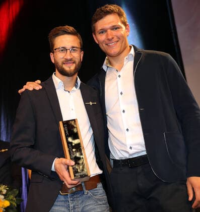 DSV Einkleidung mit Verleihung des Goldenen Ski Markus Eisenbichler ist Skisportler des Jahres , gewählt von den Aktiven des Deutschen Ski Verbandes Den Preis überreicht ihn der Vorjahres Sieger Thomas Dressen Laupheim Deutschland Kässbohrer Zentrale
