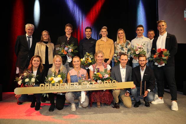 Bilder des Jahres 2019, Sport 10 Oktober Sport Themen der Woche KW42 Sport Bilder des Tages DSV Einkleidung mit Verleihung des Goldenen Ski Verleihung des Goldenen Ski Die Gewinner des DSV (aus allen Disziplinen) Laupheim Deutschland Kässbohrer Zentrale *** DSV clothing with Golden Ski Award Golden Ski Award The winners of the DSV from all disciplines Laupheim Germany Kässbohrer Headquarters