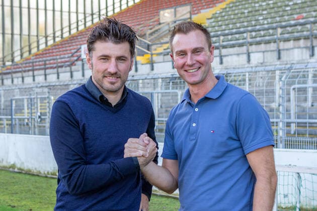 Pressekonferenz und Vorstellung von Daniel Steuernagel beim KFC Uerdingen am 17.10.2019 in der Grotenburg in Krefeld Stefan Reisinger ( Teamchef Uerdingen ), links - Daniel Steuernagel ( Cheftrainer Uerdingen ), rechts DFB regulations prohibit any use of photographs as image sequences and or quasi-video.