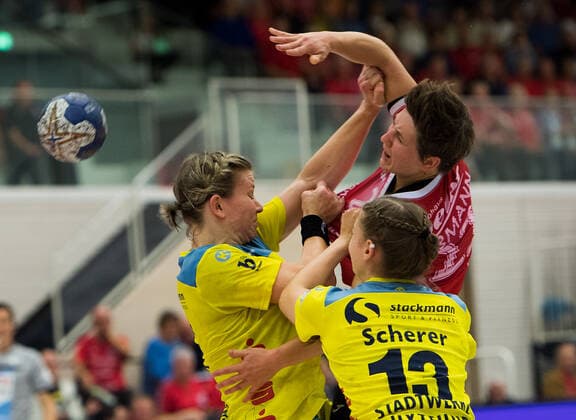 16-10-2019 Erfurt Handball - Bundesliga Frauen Saison2019-2020 THC Erfurt Bad Langensalza : Buxtehuder SV v.l.Friederike Gubernatis 14(Buxtehuder SV) , Luisa Scherer 13(Buxtehuder SV) und beim Torwurf Ina Großmann 21(Thueringer HC )