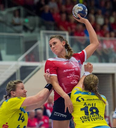 16-10-2019 Erfurt Handball - Bundesliga Frauen Saison2019-2020 THC Erfurt Bad Langensalza : Buxtehuder SV v.l.Friederike Gubernatis 14(Buxtehuder SV) und Lisa Antl 18(Buxtehuder SV) und beim Torwurf Alice Stolle 17 (Thueringer HC)