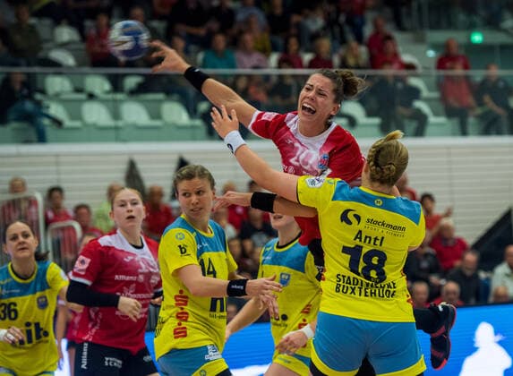 16-10-2019 Erfurt Handball - Bundesliga Frauen Saison2019-2020 THC Erfurt Bad Langensalza : Buxtehuder SV v.l.Lisa Prior 36(Buxtehuder SV), Meike Schmelzer 13(Thueringer HC), Friederike Gubernatis 14(Buxtehuder SV) Emily Bölk 20(Thueringer HC ) und Lisa Antl 18(Buxtehuder SV)