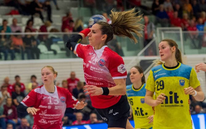 16-10-2019 Erfurt Handball - Bundesliga Frauen Saison2019-2020 THC Erfurt Bad Langensalza : Buxtehuder SV v.l.Meike Schmelzer 13(Thueringer HC),Iveta Koresova 18(Thueringer HC ),Lisa Prior 36(Buxtehuder SV)Paulina Goller 29(Buxtehuder SV)
