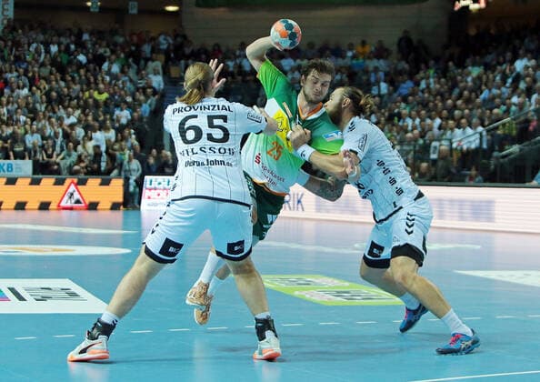 17.10.2019, xovx, Handball HBL, HSG Wetzlar - THW Kiel emspor, v.l. Lukas Nilsson (THW Kiel), Olle Forsell Schefvert (HSG Wetzlar), Pavel Horak (THW Kiel), Aktion . (DFL DFB REGULATIONS PROHIBIT ANY USE OF PHOTOGRAPHS as IMAGE SEQUENCES and or QUASI-VIDEO) Wetzlar