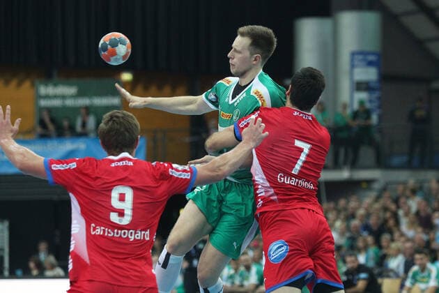 SC DHfK Leipzig vs. TBV Lemgo Lippe, Liqui Moly HBL, 17.10.19 Handball, 1. Bundesliga, Saison 2019 2020, 10. Spieltag: SC DHfK Leipzig vs. TBV Lemgo Lippe am 17.10.19 in der Arena Leipzig. Im Bild: Luca WITZKE ( 7, SC DHfK Leipzig) gegen Isaias GUARDIOLA VILLAPLANA ( 7, TBV Lemgo) Copyright: xBEAUTIFULxSPORTS JanxKaeferx