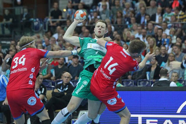 SC DHfK Leipzig vs. TBV Lemgo Lippe, Liqui Moly HBL, 17.10.19 Handball, 1. Bundesliga, Saison 2019 2020, 10. Spieltag: SC DHfK Leipzig vs. TBV Lemgo Lippe am 17.10.19 in der Arena Leipzig. Im Bild: Luca WITZKE ( 7, SC DHfK Leipzig) gegen Andreas CEDERHOLM ( 34, TBV Lemgo) und Bobby SCHAGEN ( 14, TBV Lemgo) Copyright: xBEAUTIFULxSPORTS JanxKaeferx